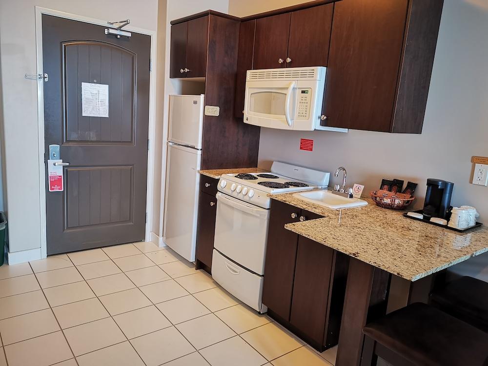Ramada By Wyndham Cold Lake Zewnętrze zdjęcie