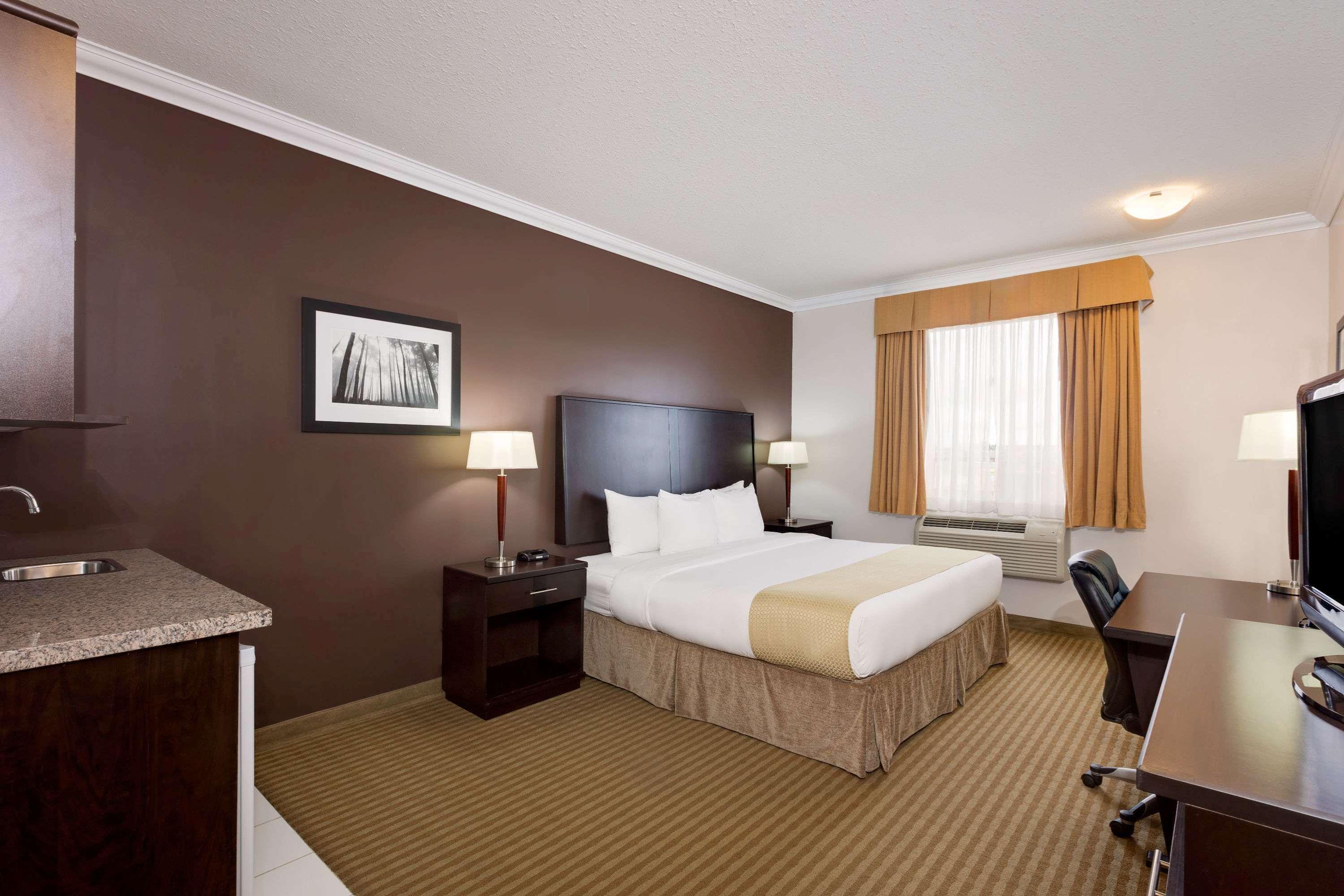 Ramada By Wyndham Cold Lake Zewnętrze zdjęcie