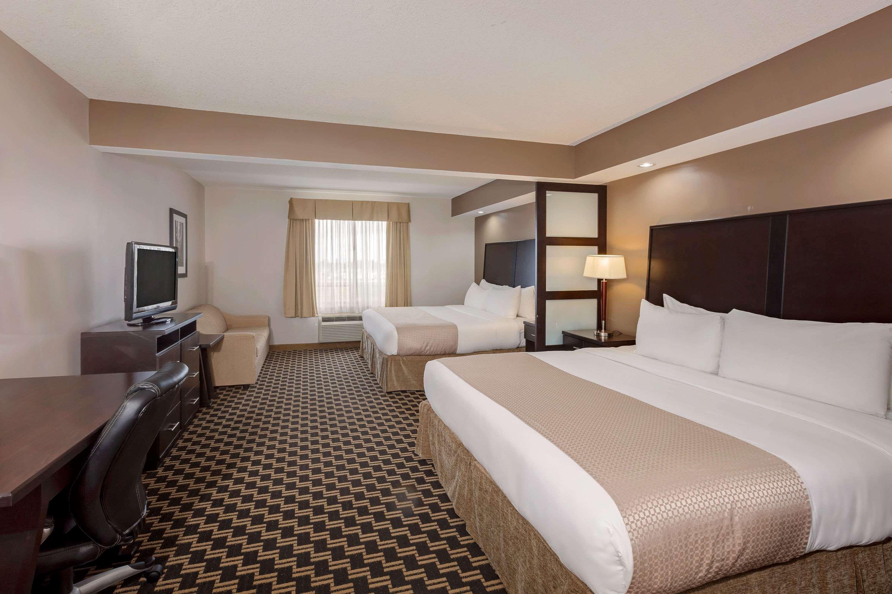 Ramada By Wyndham Cold Lake Zewnętrze zdjęcie
