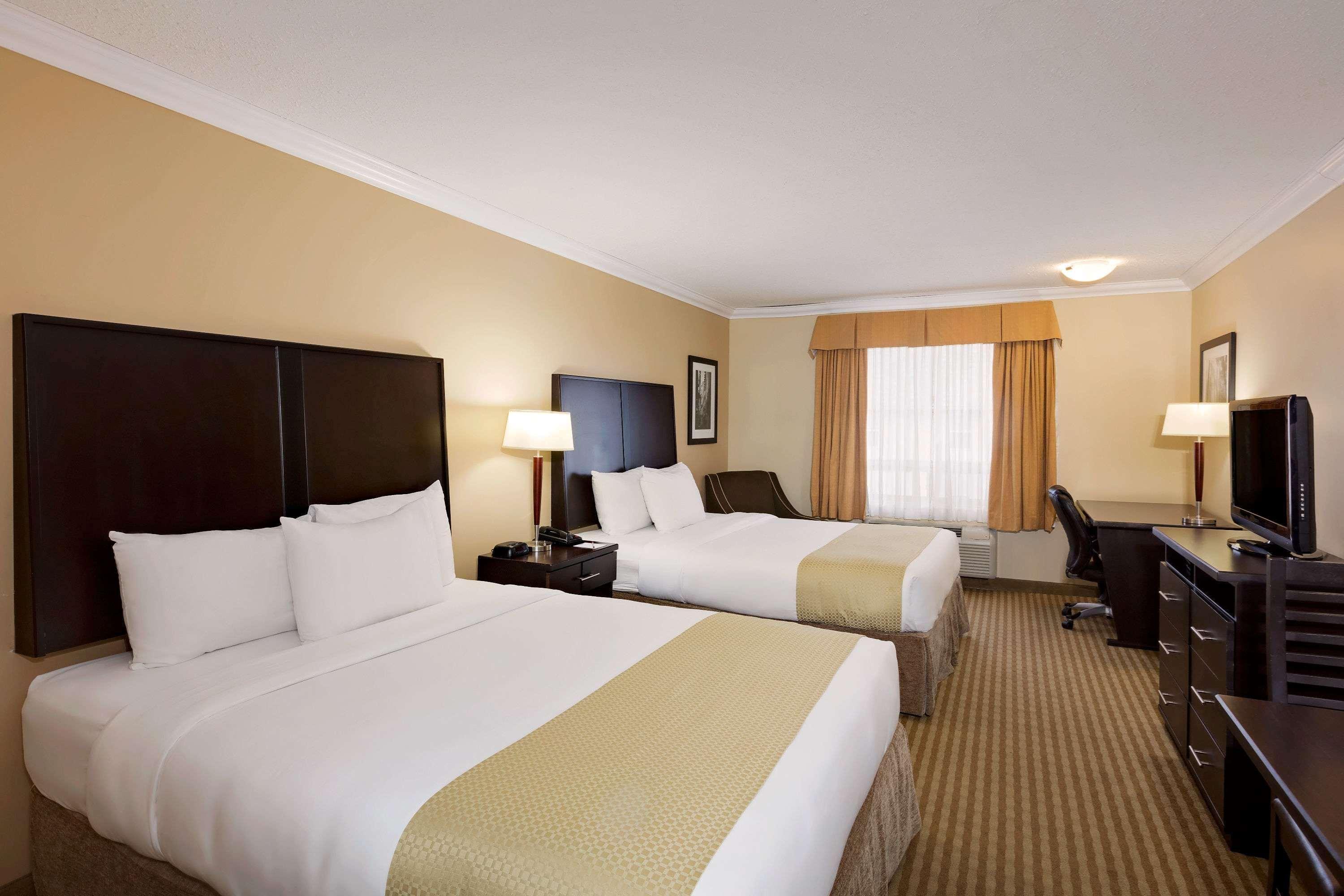 Ramada By Wyndham Cold Lake Zewnętrze zdjęcie