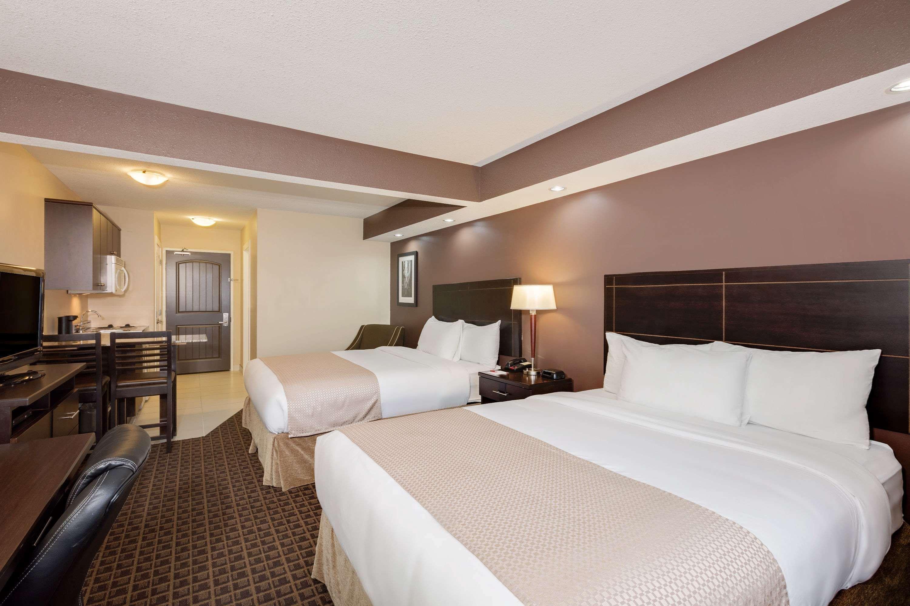 Ramada By Wyndham Cold Lake Zewnętrze zdjęcie