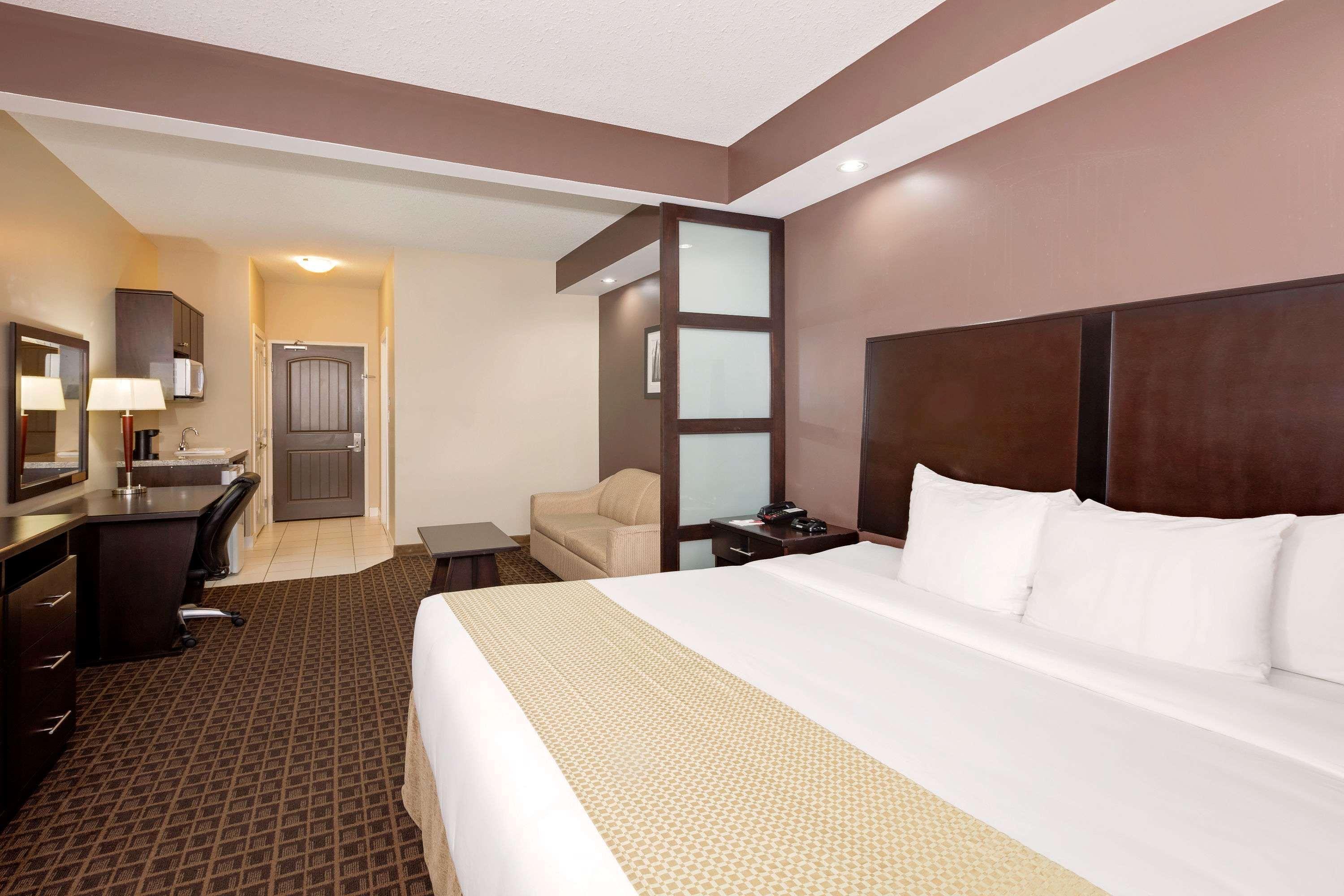 Ramada By Wyndham Cold Lake Zewnętrze zdjęcie
