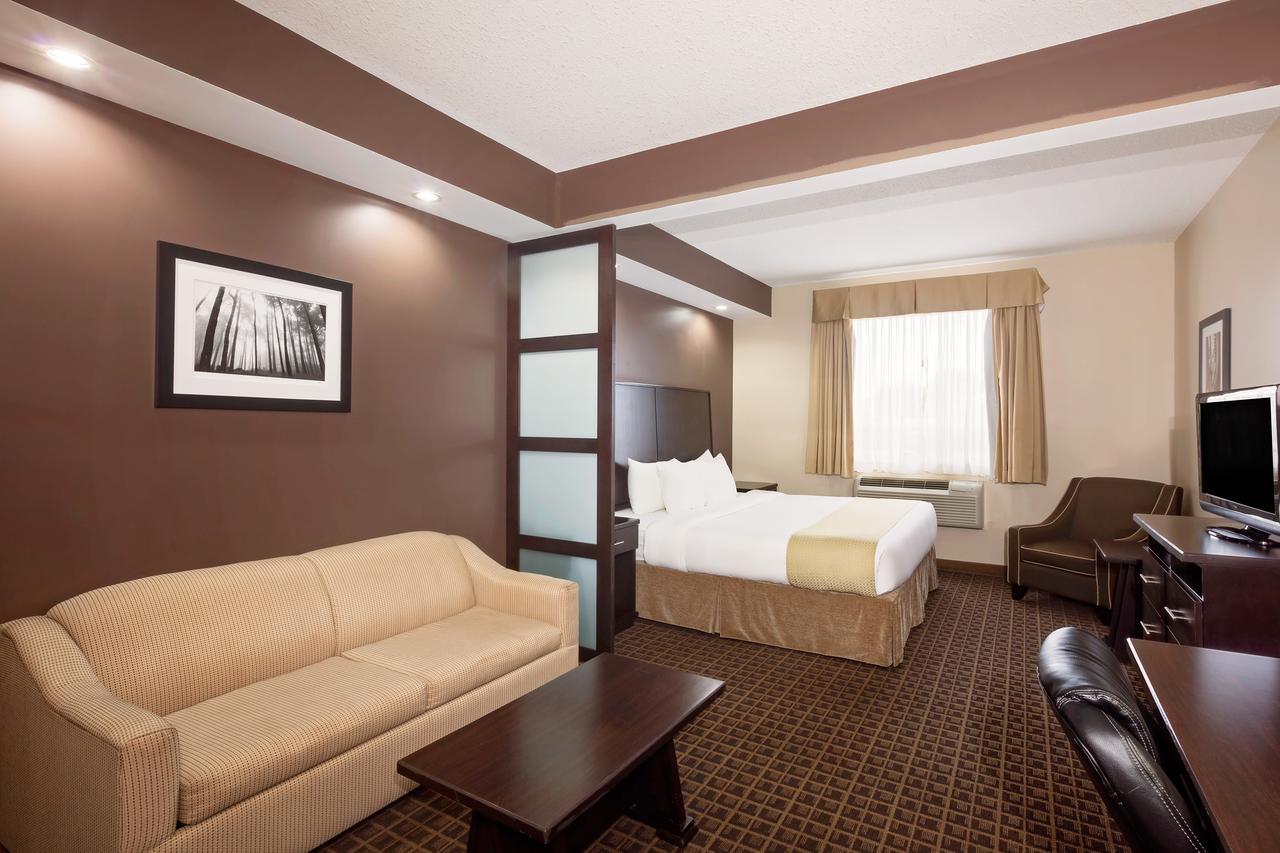 Ramada By Wyndham Cold Lake Zewnętrze zdjęcie