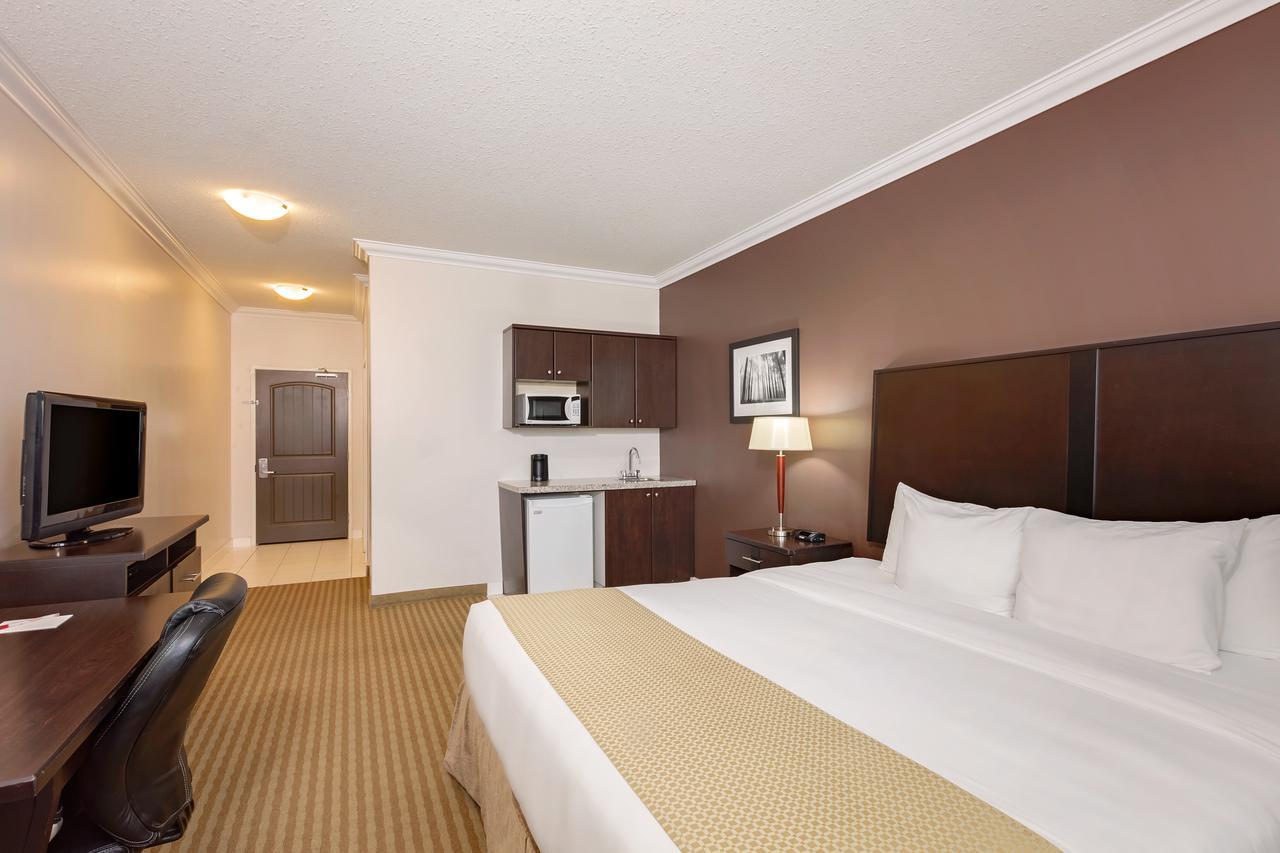 Ramada By Wyndham Cold Lake Zewnętrze zdjęcie