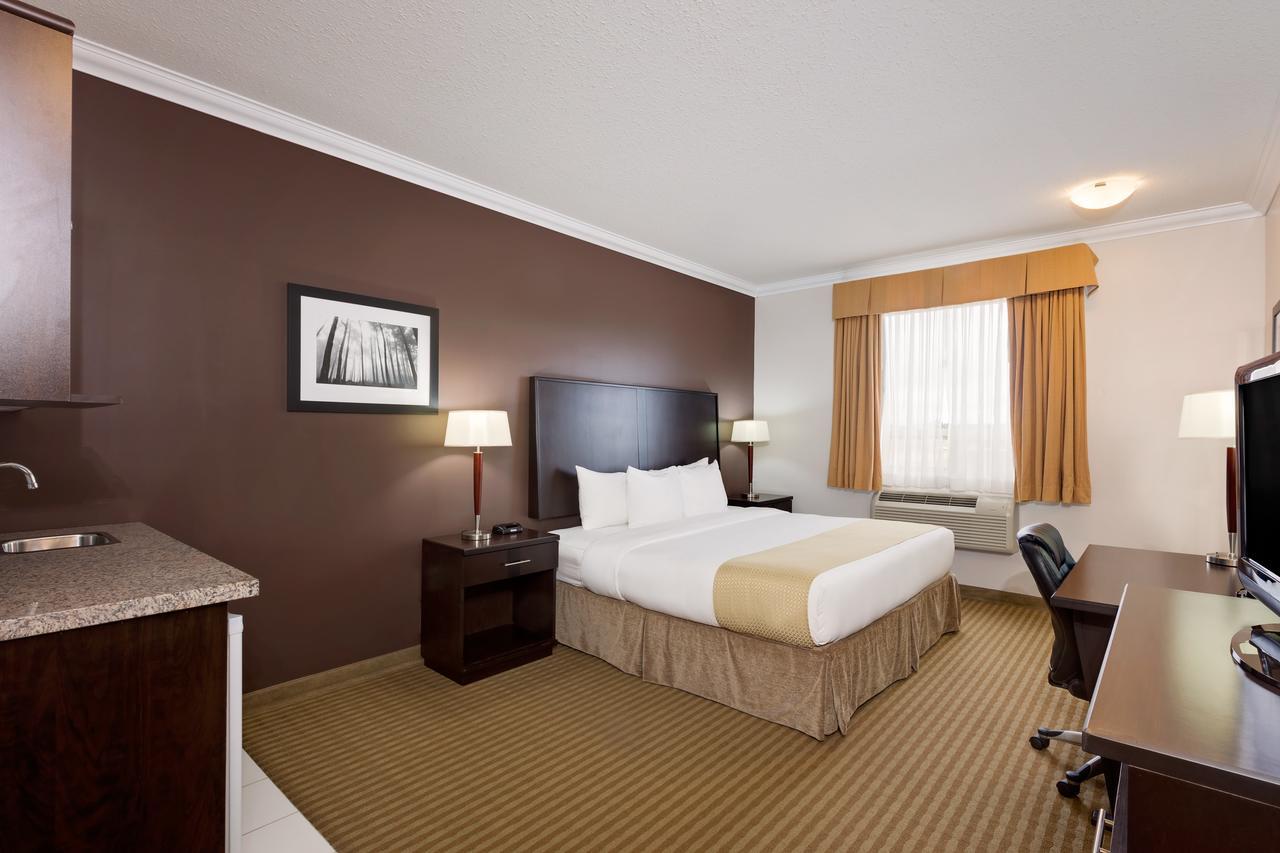 Ramada By Wyndham Cold Lake Zewnętrze zdjęcie