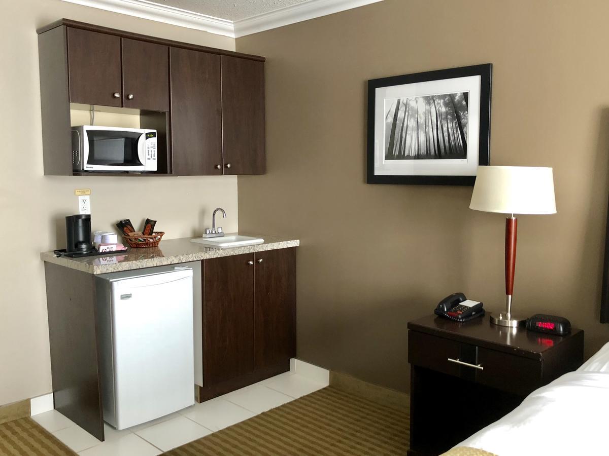 Ramada By Wyndham Cold Lake Zewnętrze zdjęcie