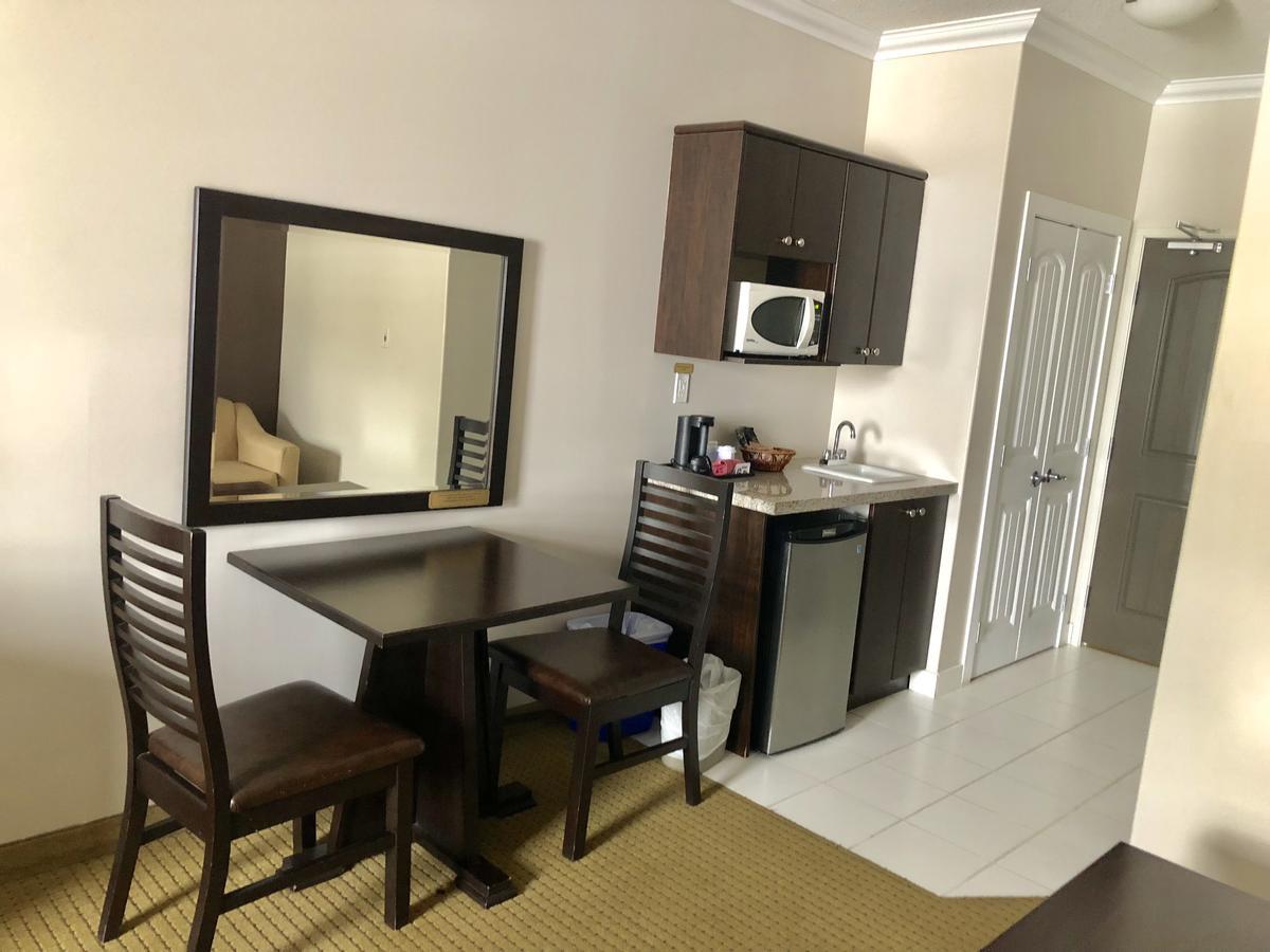 Ramada By Wyndham Cold Lake Zewnętrze zdjęcie