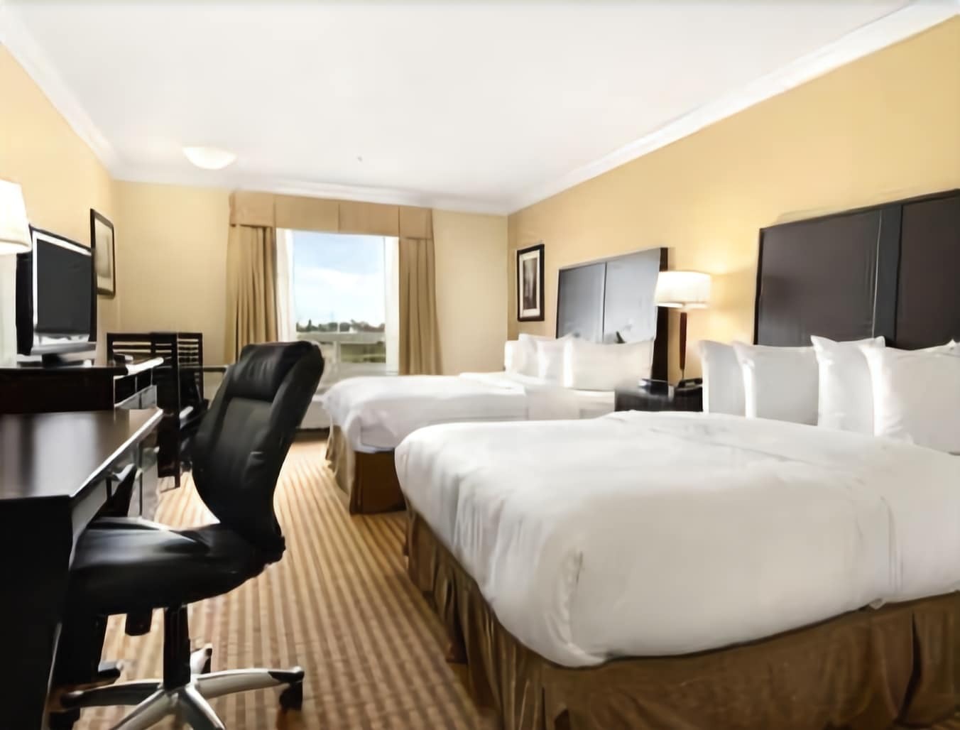 Ramada By Wyndham Cold Lake Zewnętrze zdjęcie