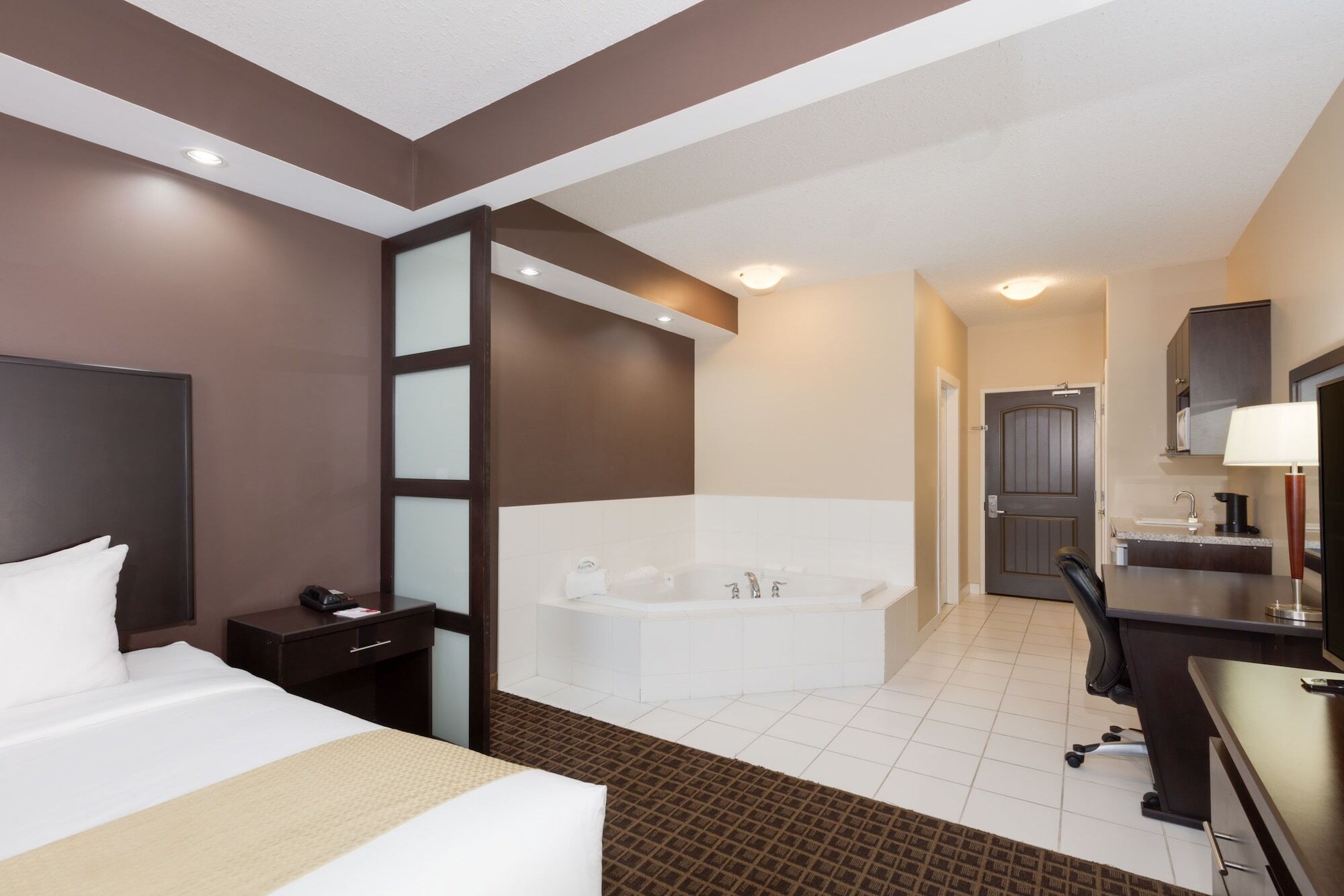 Ramada By Wyndham Cold Lake Zewnętrze zdjęcie