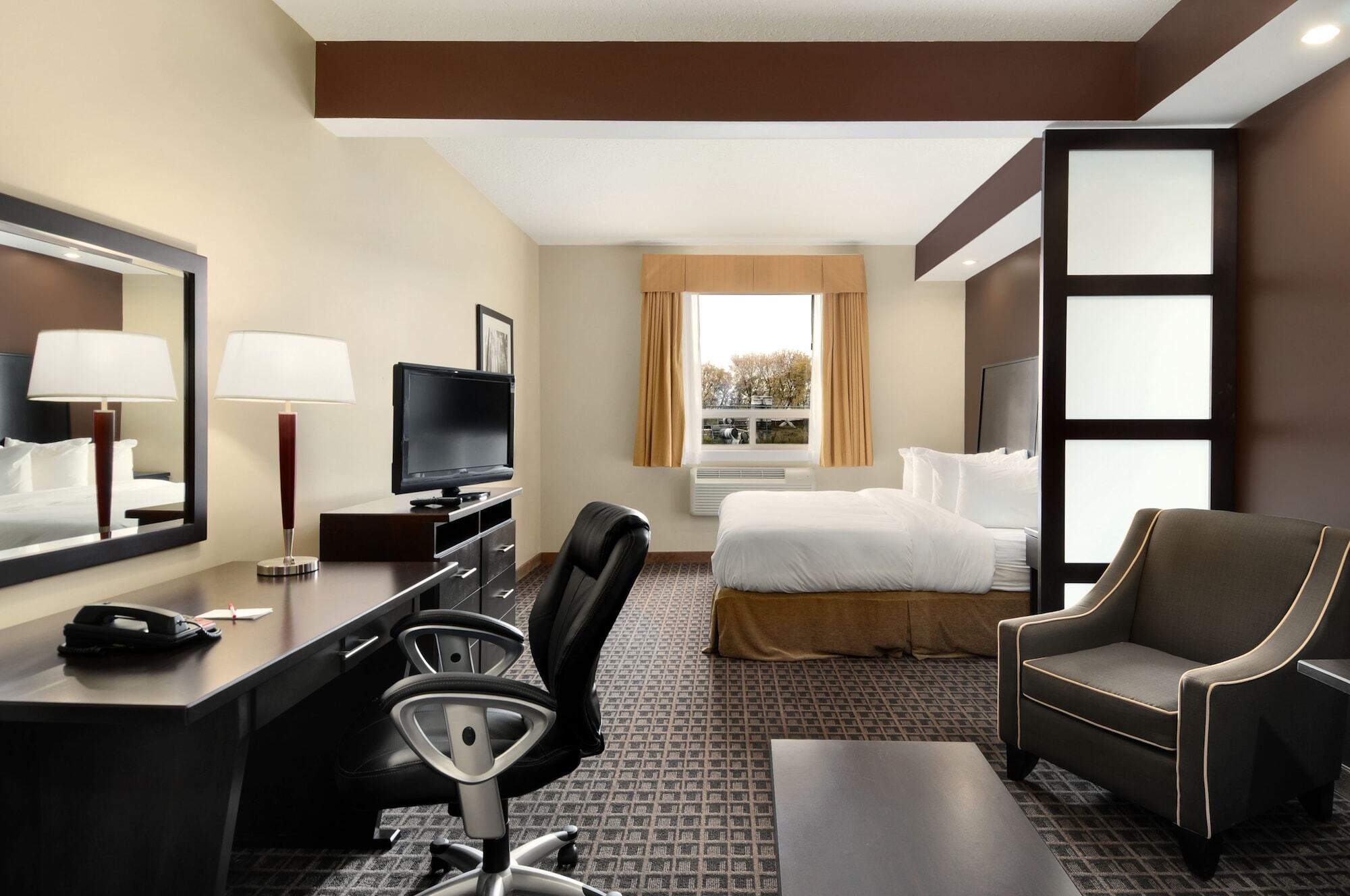 Ramada By Wyndham Cold Lake Zewnętrze zdjęcie